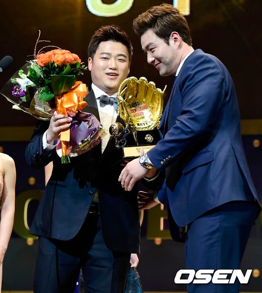 2014시즌을 마친 뒤 골든글러브 시상식에서 박석민(왼쪽)을 축하하는 박병호의 모습.