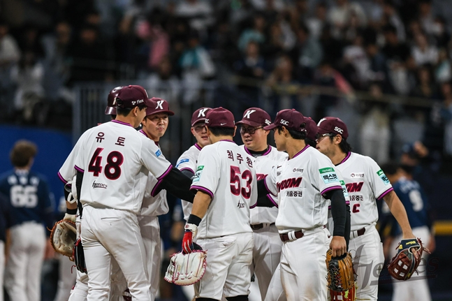 22일 경기를 마친 키움 선수단이 기쁨을 나누고 있다. /사진=키움 히어로즈