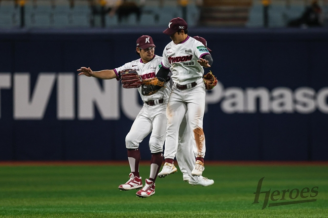 3연승을 달성한 뒤 기뻐하는 키움 외야수들. /사진=키움 히어로즈