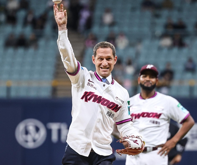 시구하는 샌프란시스코 루리 시장. /사진=키움 히어로즈