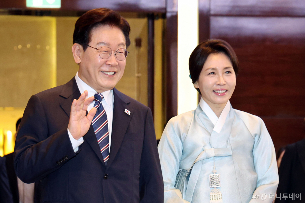 [하노이=뉴시스] 고범준 기자 = 베트남을 국빈 방문 중인 이재명 대통령과 김혜경 여사가 22일(현지 시간) 하노이 한 호텔에서 열린 동포 오찬 간담회에 입장하고 있다. 2026.04.22. bjko@newsis.com /사진=고범준