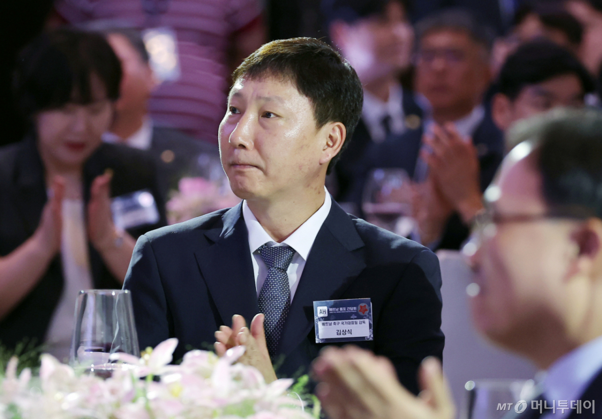 [하노이=뉴시스] 고범준 기자 = 김상식 베트남 축구대표팀 감독이 22일(현지 시간) 하노이 한 호텔에서 열린 이재명 대통령 주최 동포 오찬 간담회에 참석해 있다. 2026.04.22. bjko@newsis.com /사진=