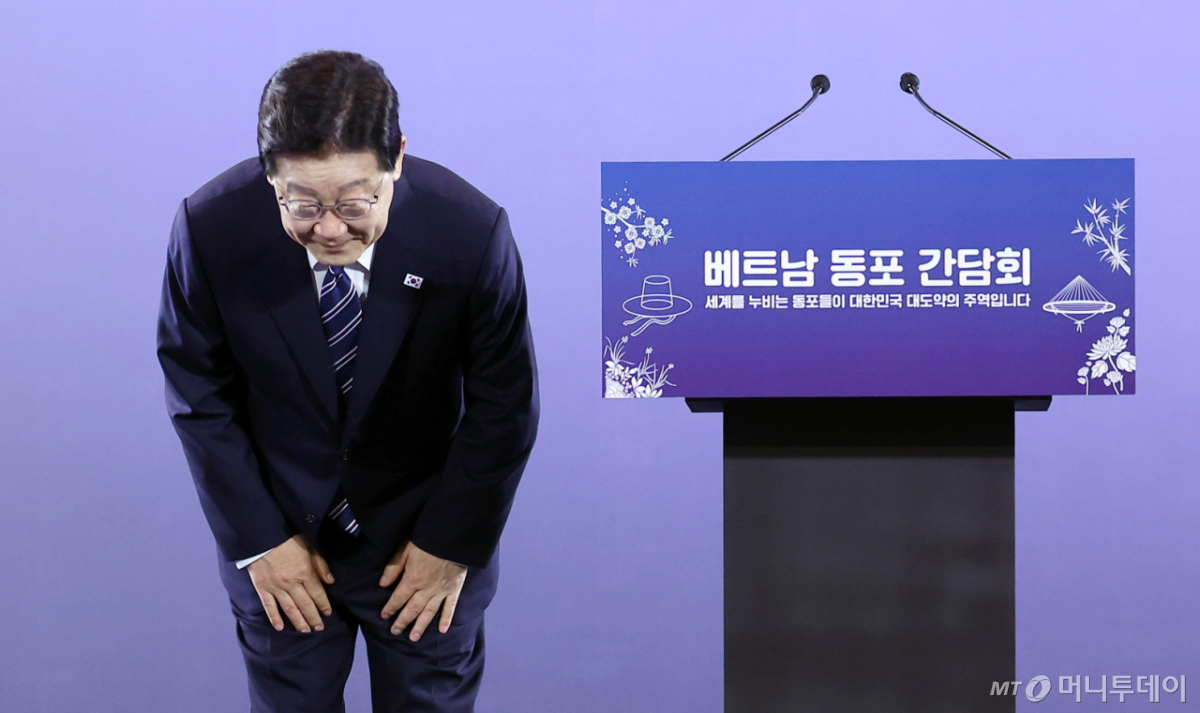 (하노이(베트남)=뉴스1) 이재명 기자 = 베트남을 국빈 방문 중인 이재명 대통령이 22일(현지시간) 하노이의 한 호텔에서 열린 동포 오찬 간담회에서 고개 숙여 인사하고 있다. 2026.4.22/뉴스1  Copyright © 뉴스1. All rights reserved. 무단 전재 및 재배포,  AI학습 이용 금지. /사진=(하노이(베트남)=뉴스1) 이재명 기자