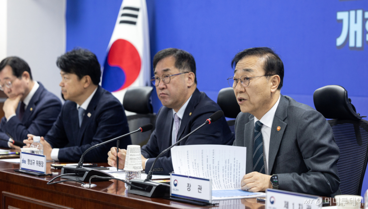 (서울=뉴스1) 이승배 기자 = 18일 서울 여의도 국회 의원회관에서 열린 민생 입법과제 점검 당·정 협의회에서 김윤덕 국토교통부 장관이 모두발언하고 있다.  이날 당정 협의회는 주택공급, 전세사기 피해자 지원 등 주요 민생 입법과제 선별 및 입법 추진 필요성 등을 논의하기 위해 마련됐다. 2026.3.18/뉴스1  Copyright © 뉴스1. All rights reserved. 무단 전재 및 재배포,  AI학습 이용 금지. /사진=(서울=뉴스1) 이승배 기자