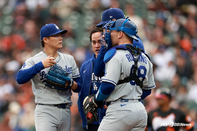 달튼 러싱(오른쪽)이 야마모토 요시노부와 대화를 나누고 있다. /AFPBBNews=뉴스1