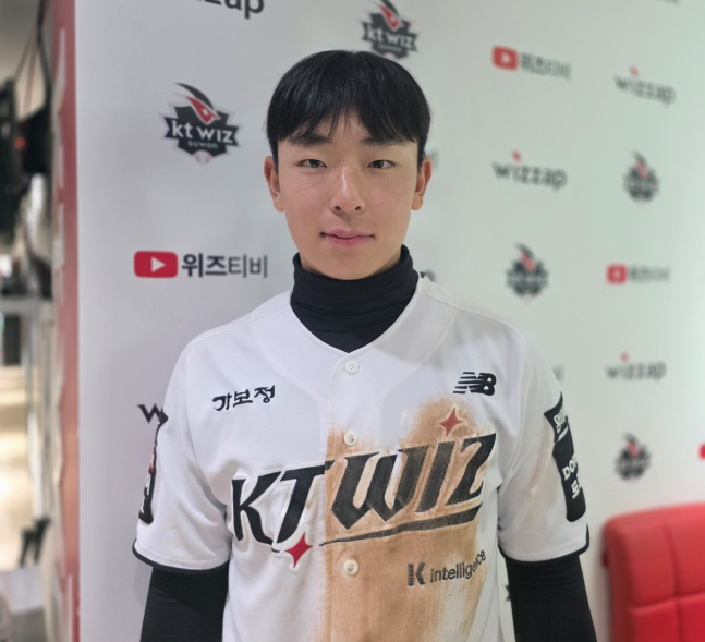 KT 이강민이 22일 수원 KIA전을 승리로 이끈 후 취재진과 인터뷰했다. /사진=김동윤 기자