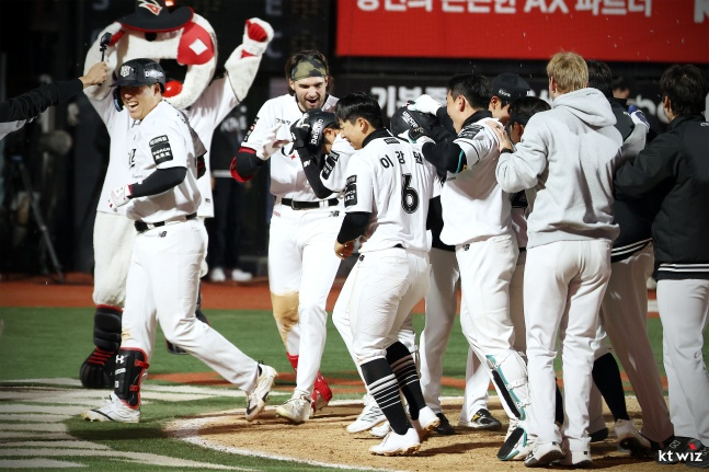 KT 김민혁이 21일 수원 KT전 연장 11회말 1사에서 우월 솔로포를 치고 축하받았다. /사진=KT 위즈 제공