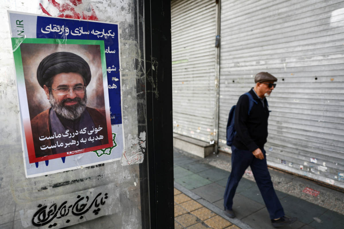 이란 수도 테헤란의 한 거리에 모즈타바 하메네이 최고지도자의 포스터가 붙어 있다. /로이터=뉴스1 