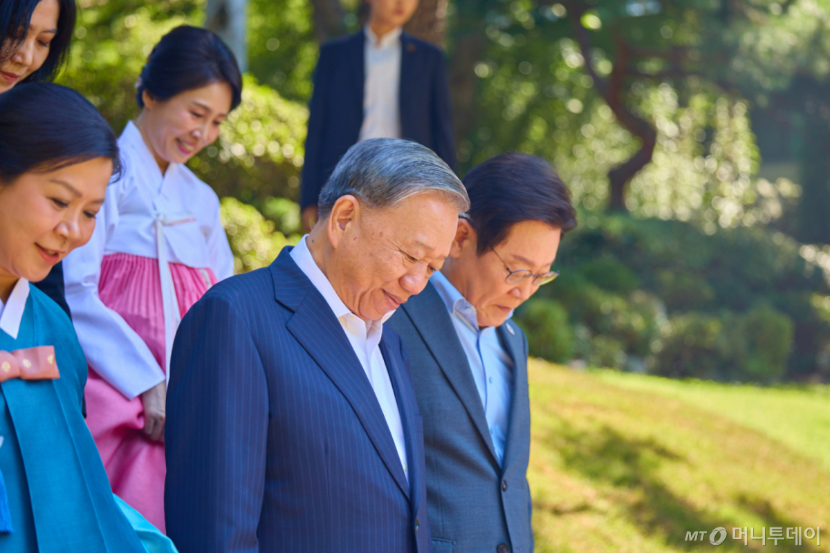 (서울=뉴스1) 허경 기자 = 이재명 대통령과 부인 김혜경 여사가 지난 12일 청와대 상춘재 일대에서 국빈 방한한 또 럼 베트남 당서기장, 응오 프엉 리 여사와 산책을 하고 있다. (이재명 대통령 SNS. 재판매 및 DB금지) 2025.8.13/뉴스1  Copyright © 뉴스1. All rights reserved. 무단 전재 및 재배포,  AI학습 이용 금지. /사진=(서울=뉴스1) 허경 기자