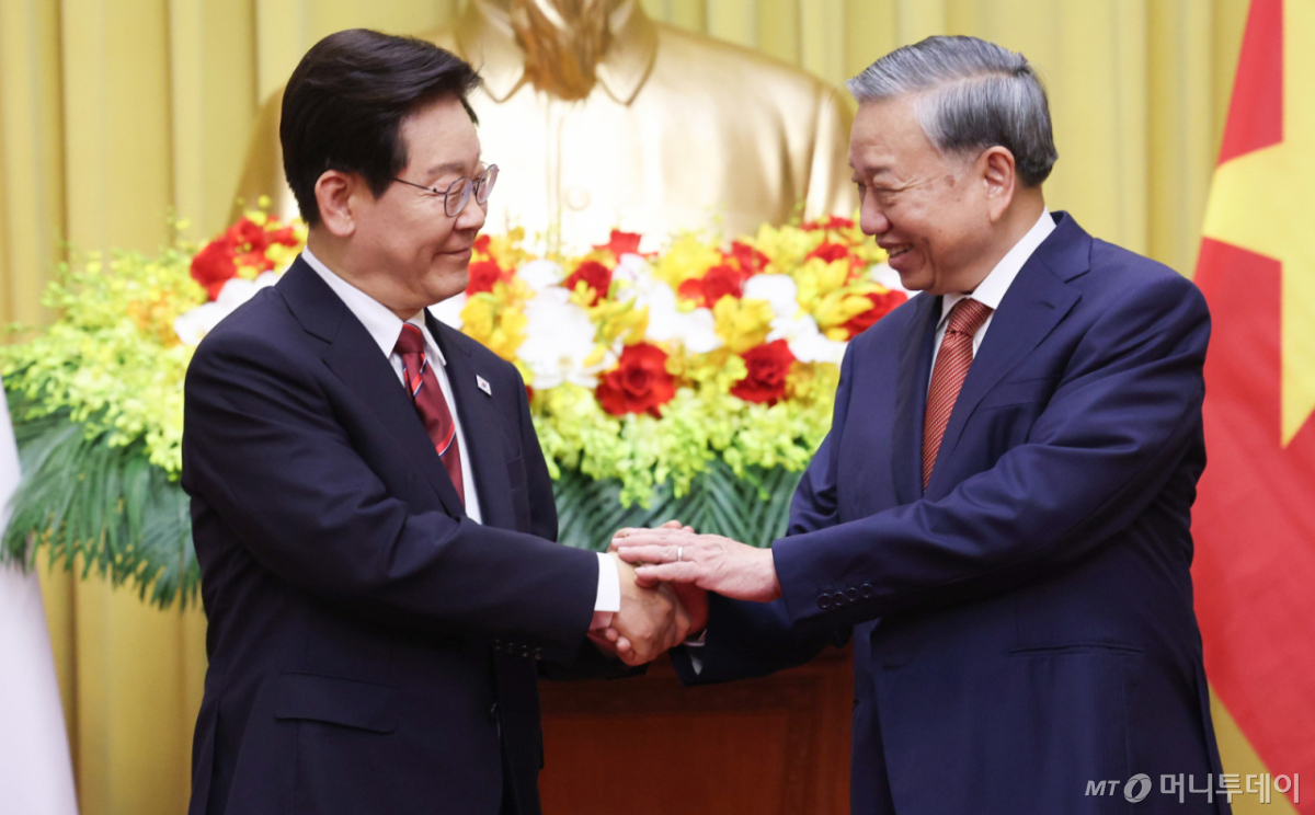 (하노이(베트남)=뉴스1) 이재명 기자 = 이재명 대통령과 또 럼 베트남 당서기장이 22일(현지시간) 하노이 주석궁에서 정상회담에 앞서 기념촬영을 하고 있다. 2026.4.22/뉴스1  Copyright © 뉴스1. All rights reserved. 무단 전재 및 재배포,  AI학습 이용 금지. /사진=(하노이(베트남)=뉴스1) 이재명 기자