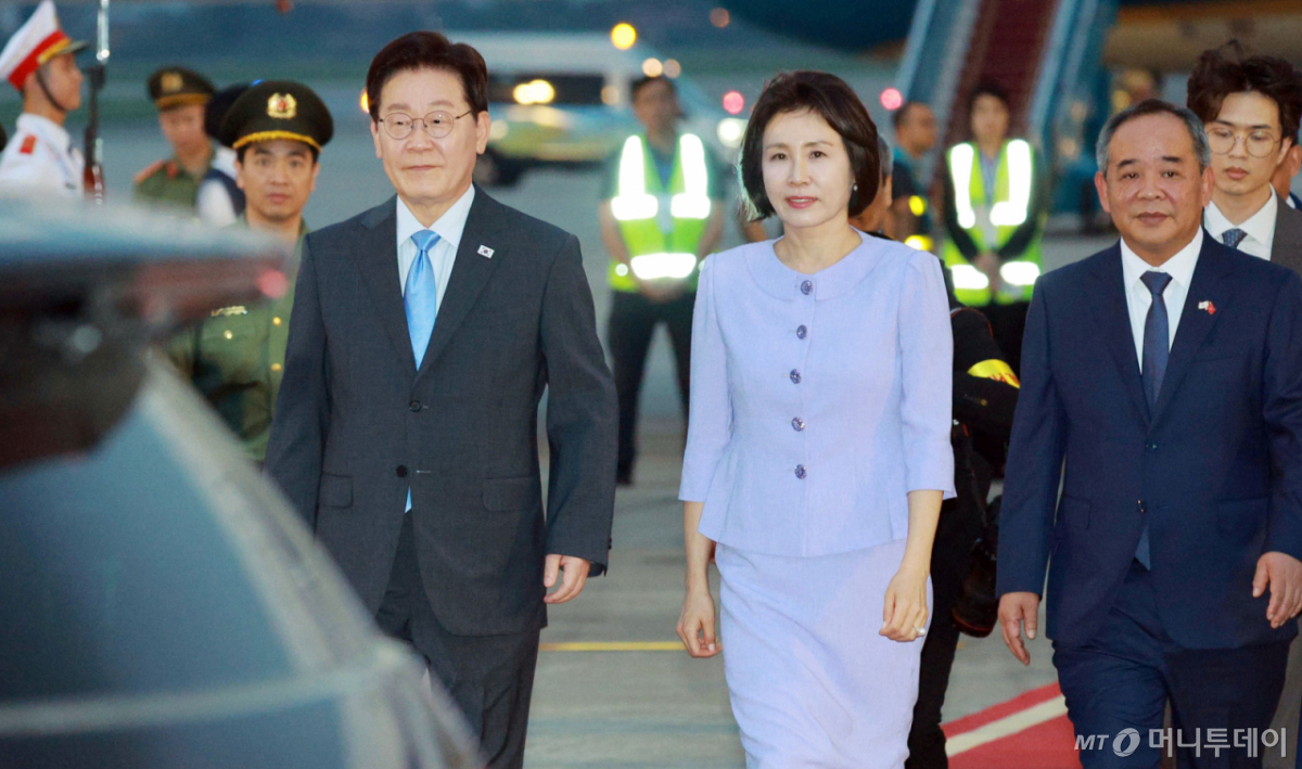 (하노이(베트남)=뉴스1) 이재명 기자 = 베트남을 국빈 방문하는 이재명 대통령과 김혜경 여사가 21일(현지시간) 하노이 노이바이 국제공항에 도착해 이동하고 있다. 2026.4.21/뉴스1  Copyright © 뉴스1. All rights reserved. 무단 전재 및 재배포,  AI학습 이용 금지. /사진=(하노이(베트남)=뉴스1) 이재명 기자