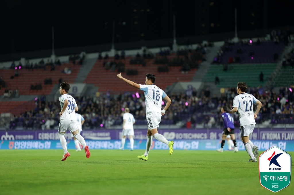 울산 HD 허율이 22일 안양종합운동장에서 열린 FC안양전에서 후반 37분 동점골을 터뜨린 뒤 골 세리머니를 하고 있다. /사진=한국프로축구연맹 제공