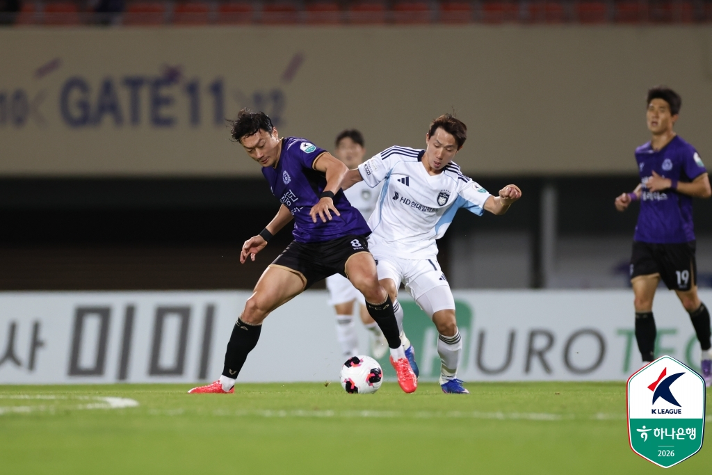 치열한 볼 경합을 펼치고 있는 FC안양 김정현(왼쪽)와 울산 HD 강상우. /사진=한국프로축구연맹 제공