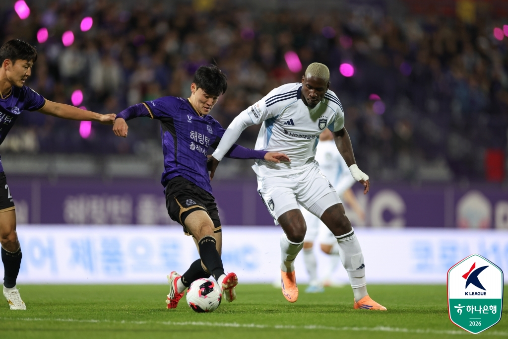 치열한 볼 경합을 펼치고 있는 FC안양 이태희(왼쪽)와 울산 HD 말컹. /사진=한국프로축구연맹 제공