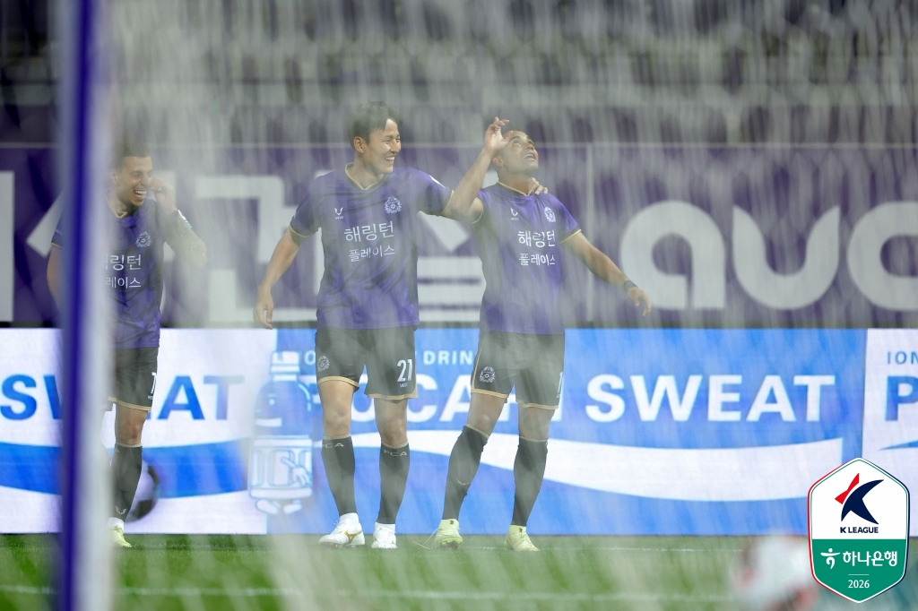 FC안양 아일톤이 22일 안양종합운동장에서 열린 울산 HD와의 하나은행 K리그1 2026 9라운드에서 선제골을 넣은 뒤 골 세리머니를 하고 있다. /사진=한국프로축구연맹 제공