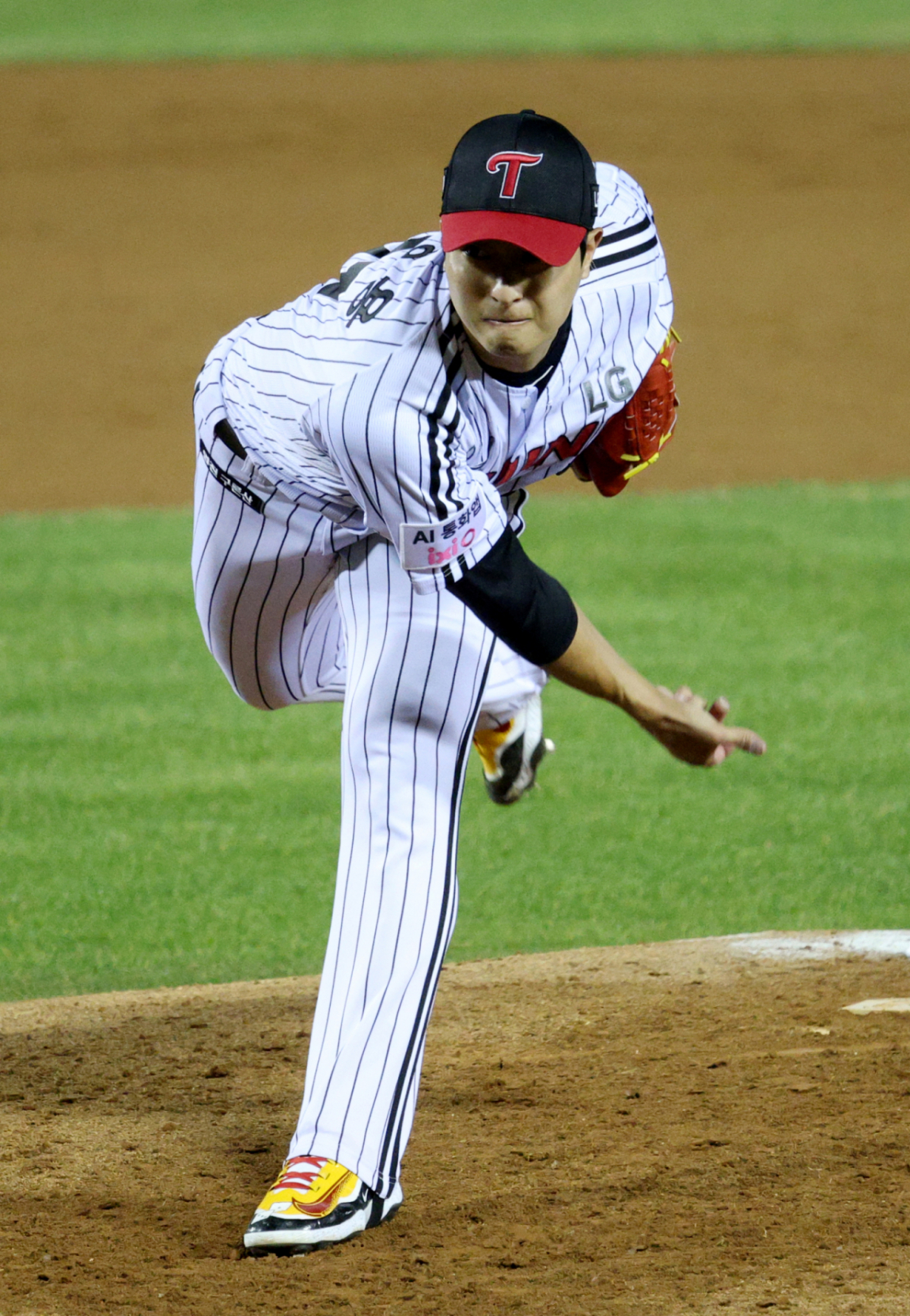 LG 투수 이정용이 지난달 31일 KIA 타이거즈전에서 역투하고 있다. /사진=김진경 대기자