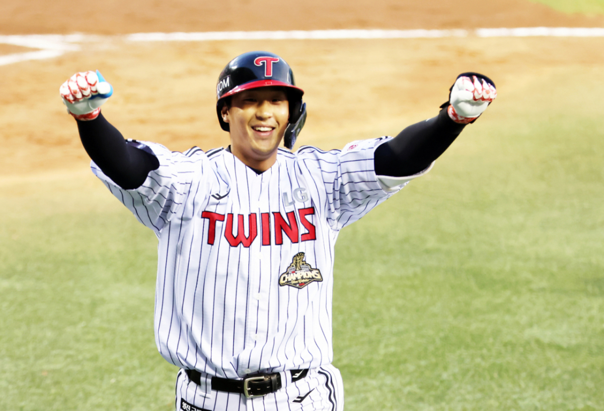 LG 트윈스 송찬의가 22일 잠실야구장에서 열린 한화 이글스와 2026 신한 SOL KBO리그 홈경기 2회말 2사 1루에서 왕옌청을 상대로 선제 투런홈런을 터트린 후 홈인해 세리머니를 하고 있다. /사진=강영조 선임기자