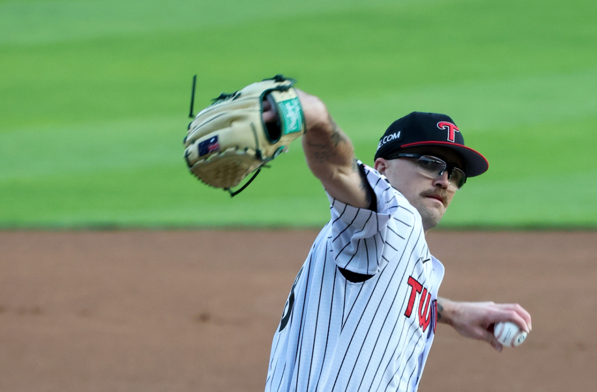 LG 트윈스 라클란 웰스가 22일 잠실야구장에서 열린 한화 이글스와 2026 신한 SOL KBO리그 홈경기에 선발 등판해 역투를 펼치고 있다. /사진=강영조 선임기자