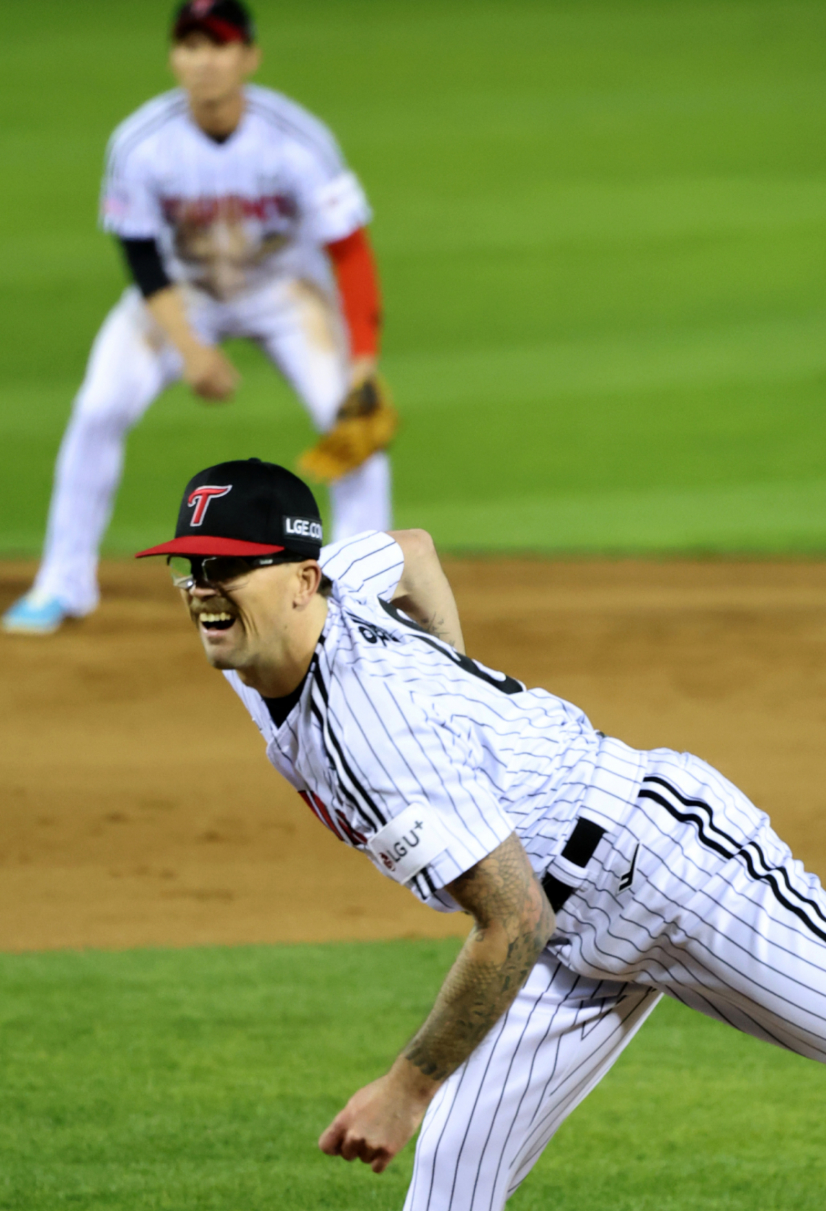 LG 트윈스 라클란 웰스가 22일 잠실구장에서 열린 2026 신한 SOL KBO리그 한화 이글스와 홈경기에 선발 등판해 8회초 역투를 펼치고 있다. /사진=강영조 선임기자