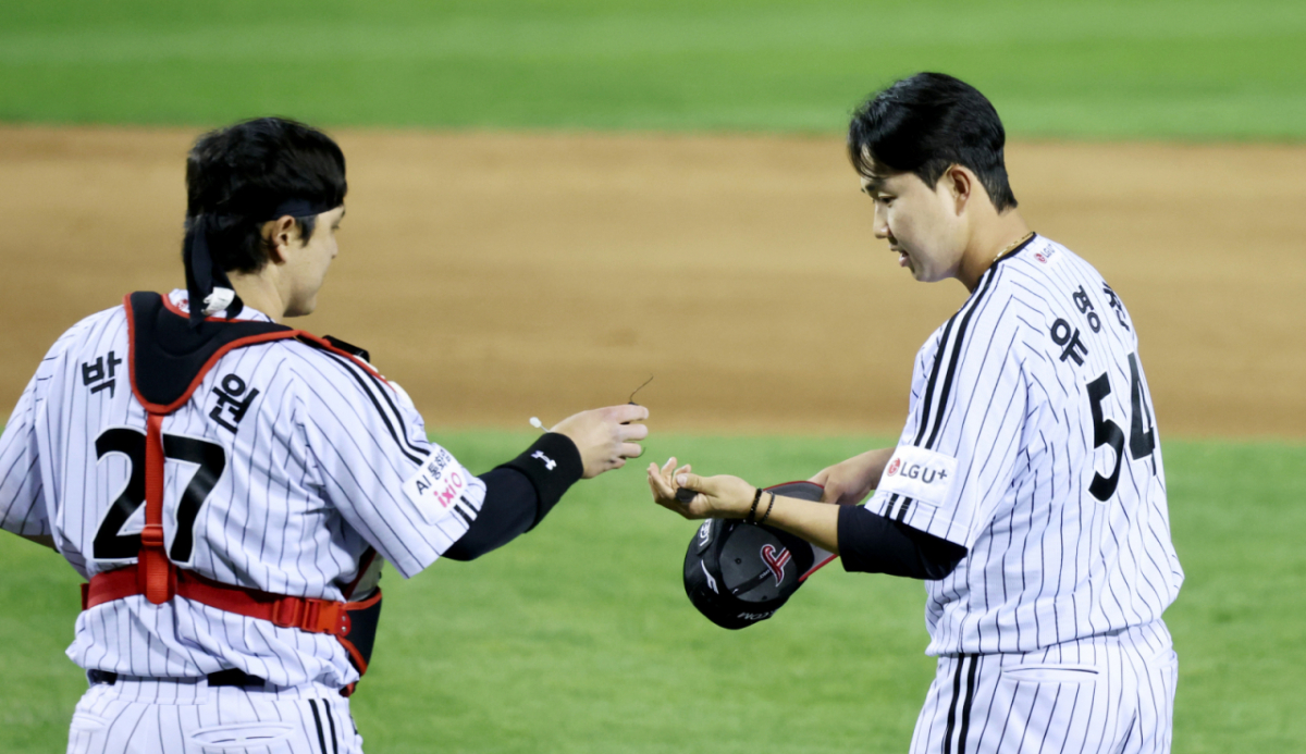 LG 트윈스 마무리 투수 유영찬(오른쪽)이 22일 잠실구장에서 열린 2026 신한 SOL KBO리그 한화 이글스와 홈경기에서 9회초 등판해 경기를 매조진 뒤 포수 박동원과 하이파이브를 하고 있다. /사진=강영조 선임기자