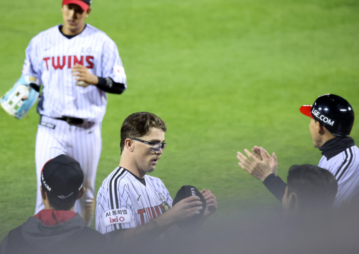 LG 트윈스 라클란 웰스(가운데)가 22일 잠실구장에서 열린 2026 신한 SOL KBO리그 한화 이글스와 홈경기에 선발 등판해 이닝을 실점 없이 마치고 동료들의 환영을 받으며 더그아웃으로 들어가고 있다. /사진=강영조 선임기자