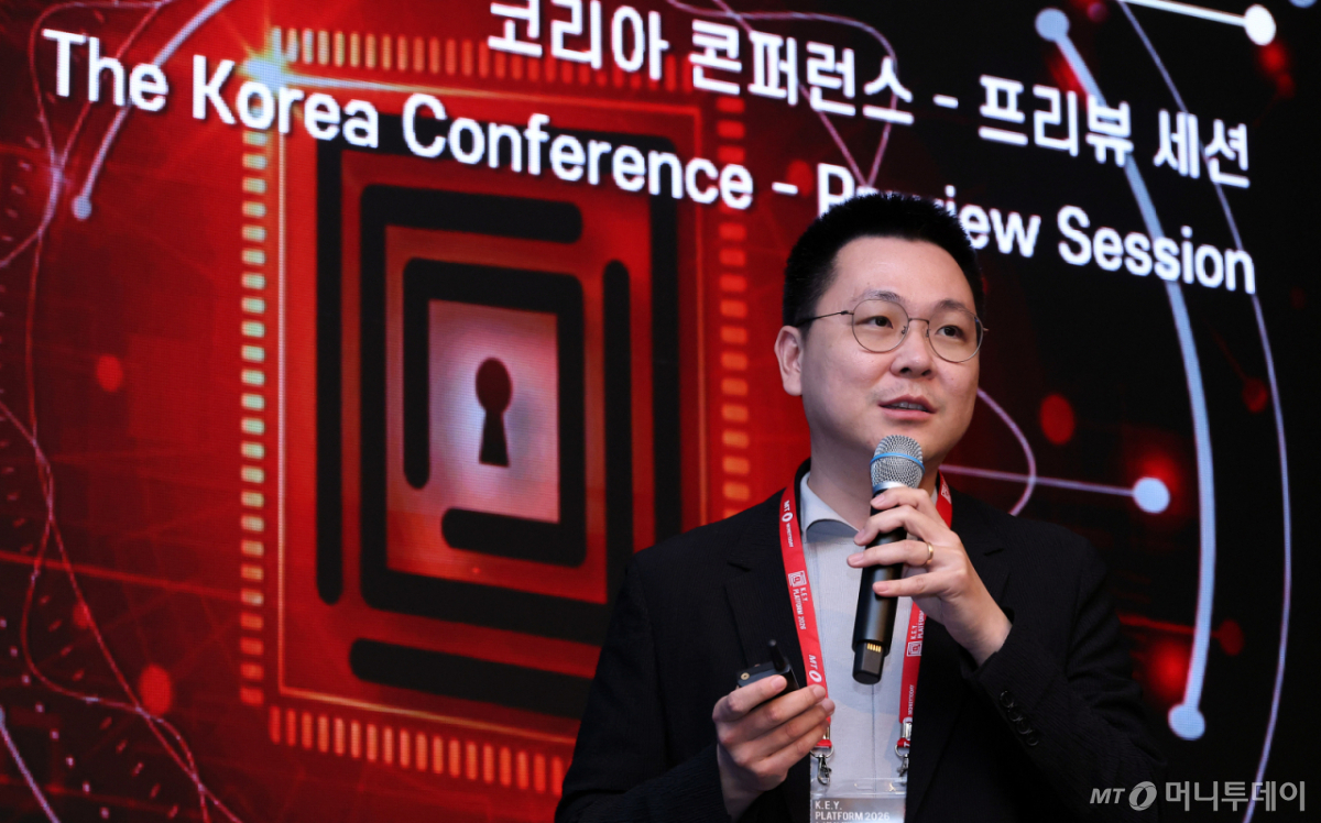 황희종 에이앤제이사이언스 대표이사가 22일 오후 영등포구 콘래드 서울에서 머니투데이 주최로 진행된 '2026 키플랫폼' 사전행사 '코리아 콘퍼런스 - 세션2 기술의 개척자들: AI와 바이오의 다음 혁신을 정의하다'에 대해 발표하고 있다. /사진=김창현 chmt@