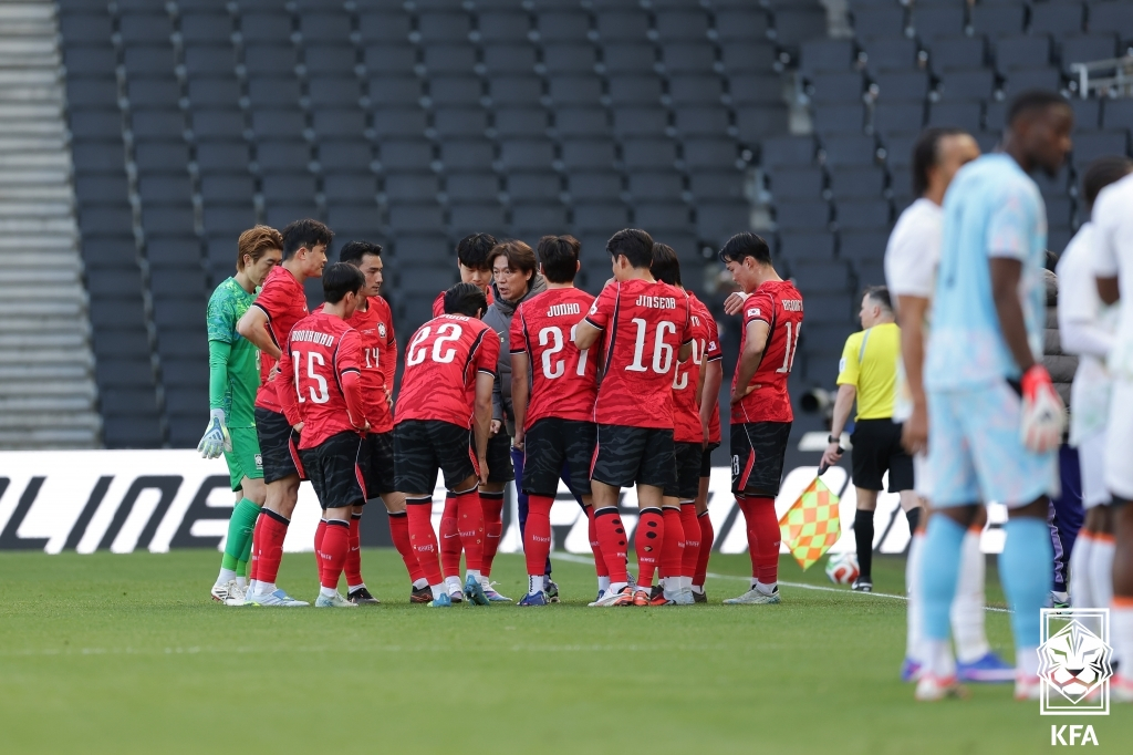 지난달 코트디부아르전 하이드레이션 브레이크에서 홍명보 감독이 선수들에게 지시하고 있다. /사진=대한축구협회 제공
