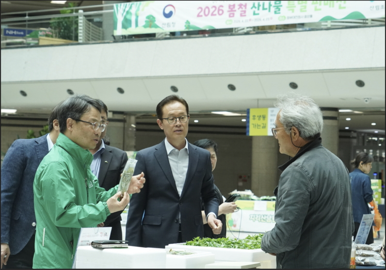   박은식 산림청장(왼쪽)이 22일 정부대전청사 지하 중앙홀에서 진행된 봄철 산나물 특별판매장을 찾아 임가들의 애로사항을 청취하고 있다./사진제공=산림청