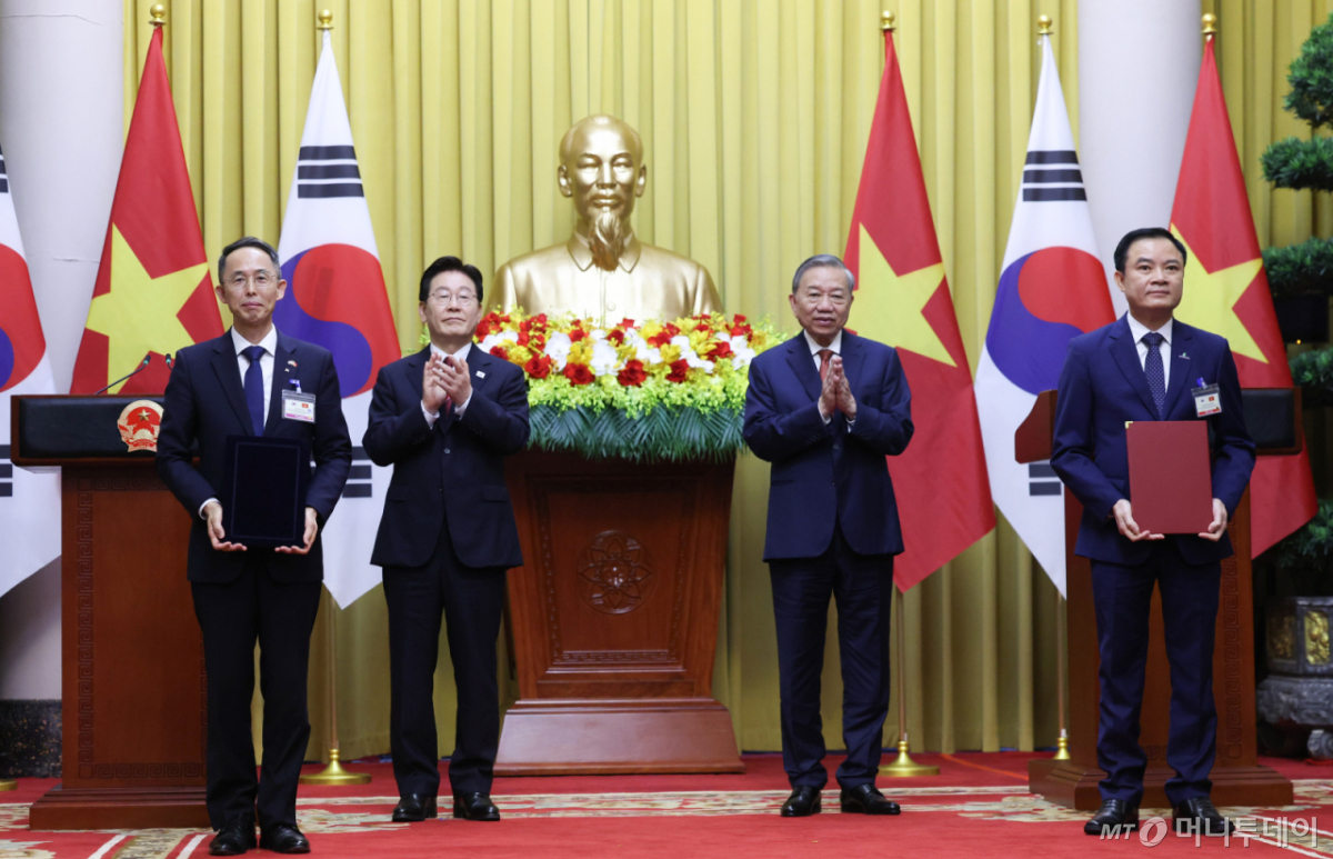 (하노이(베트남)=뉴스1) 이재명 기자 = 이재명 대통령과 또 럼 베트남 당서기장이 참석한 가운데 22일(현지시간) 하노이 주석궁에서 황기연 수출입은행 은행장과 레 응옥 썬 국가산업에너지공사 PVN 회장이 원전 프로젝트 금융 협력 가능성 검토에 관한 양해각서 협약식을 하고 있다. 2026.4.22/뉴스1  Copyright © 뉴스1. All rights reserved. 무단 전재 및 재배포,  AI학습 이용 금지. /사진=(하노이(베트남)=뉴스1) 이재명 기자