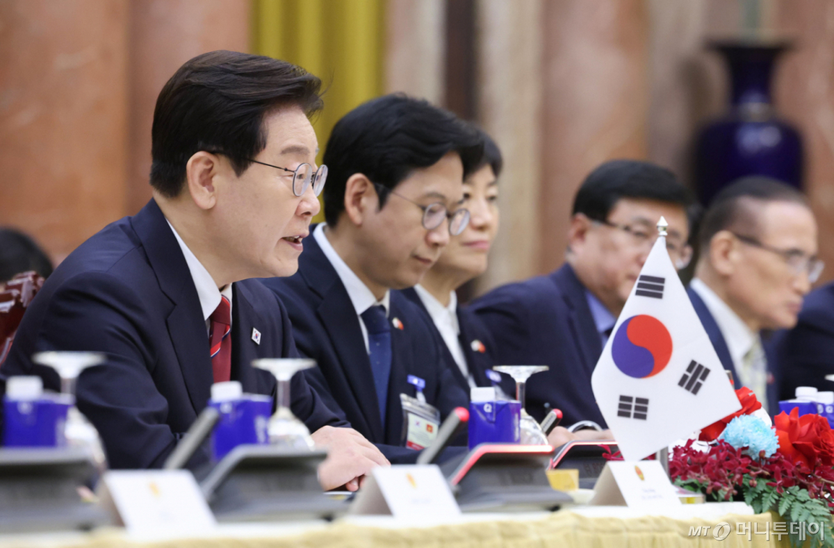 [하노이=뉴시스] 고범준 기자 = 이재명 대통령이 22일(현지 시간) 베트남 하노이 주석궁에서 열린 한-베트남 정상회담에서 발언하고 있다. 2026.04.22. bjko@newsis.com /사진=