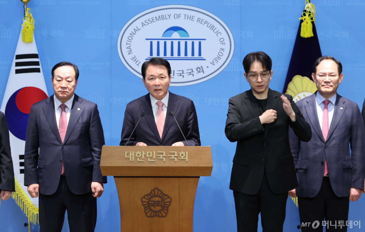 [서울=뉴시스] 조성봉 기자 =  성일종 국회 국방위원회 위원장과 국민의힘 의원들이 22일 오전 서울 여의도 국회 소통관에서 정동영 통일부 장관의 대북 기밀 정보 유출 논란과 관련해 기자회견을 하고 있다.2026.04.22. 