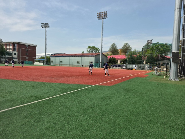 유신고 야구부 학생들이 22일 학교 내 운동장에서 KT 위즈가 기부한 야구공으로 PFP 훈련에 임하고 있다. /사진=김동윤 기자