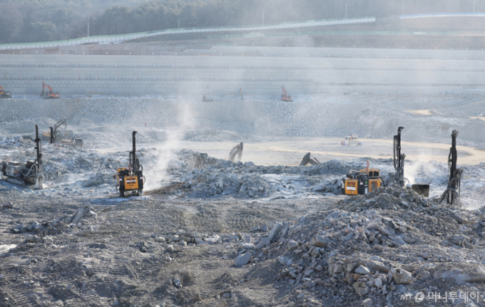 [용인=뉴시스] 김종택 기자 = 9일 경기도 용인시 처인구 원삼면 용인반도체클러스터 일반산업단지 공사현장에서 분주하게 공사가 진행되고 있다. (공동취재) 2026.01.09. photo@newsis.com /사진=