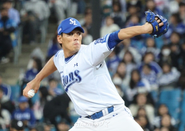 22일 SSG전에서 투구하는 김재윤. /사진=김진경 대기자