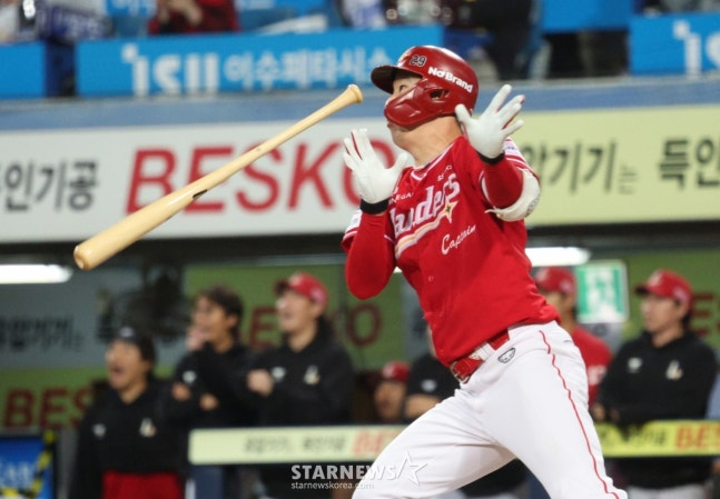 SSG 오태곤이 22일 삼성전 9회초 역전 2타점 2루타를 날리고 있다. /사진=김진경 대기자