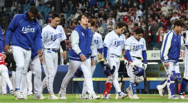 삼성 선수들이 22일 SSG전 후 관중에게 인사하고 있다. /사진=김진경 대기자