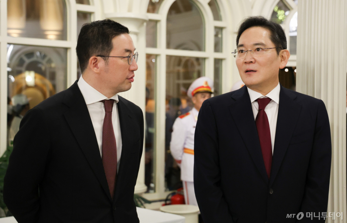 (하노이(베트남)=뉴스1) 이재명 기자 = 이재용 삼성전자 회장과 구광모 LG그룹 회장이 22일(현지시간) 하노이 영빈관에서 열린 또 럼 베트남 당 서기장 겸 국가주석 주최 국빈만찬에서 대화하고 있다. 2026.4.23/뉴스1  Copyright © 뉴스1. All rights reserved. 무단 전재 및 재배포,  AI학습 이용 금지. /사진=(하노이(베트남)=뉴스1) 이재명 기자