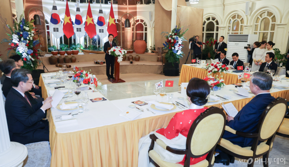 (하노이(베트남)=뉴스1) 이재명 기자 = 이재명 대통령이 22일(현지시간) 하노이 영빈관에서 열린 또 럼 베트남 당 서기장 겸 국가주석 주최 국빈만찬에서 건배사를 하고 있다. 2026.4.23/뉴스1  Copyright © 뉴스1. All rights reserved. 무단 전재 및 재배포,  AI학습 이용 금지. /사진=(하노이(베트남)=뉴스1) 이재명 기자