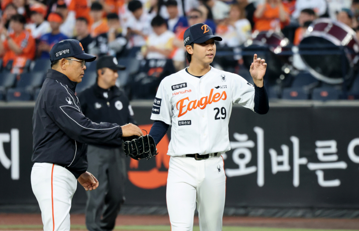 한화 이글스 투수 황준서(오른쪽)가 지난 15일 삼성 라이온즈와 홈경기 1회초 윌켈 에르난데스가 강판된 뒤 이어 마운드에 오르고 있다. /사진=강영조 선임기자