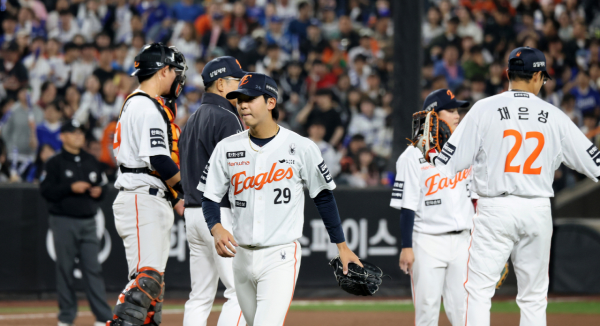 한화 이글스 투수 황준서(가운데)가 지난 15일 삼성 라이온즈와 홈경기 1회초 윌켈 에르난데스가 강판된 뒤 구원 등판해 3이닝 무실점 호투를 펼친 뒤 마운드에서 내려오고 있다. /사진=강영조 선임기자