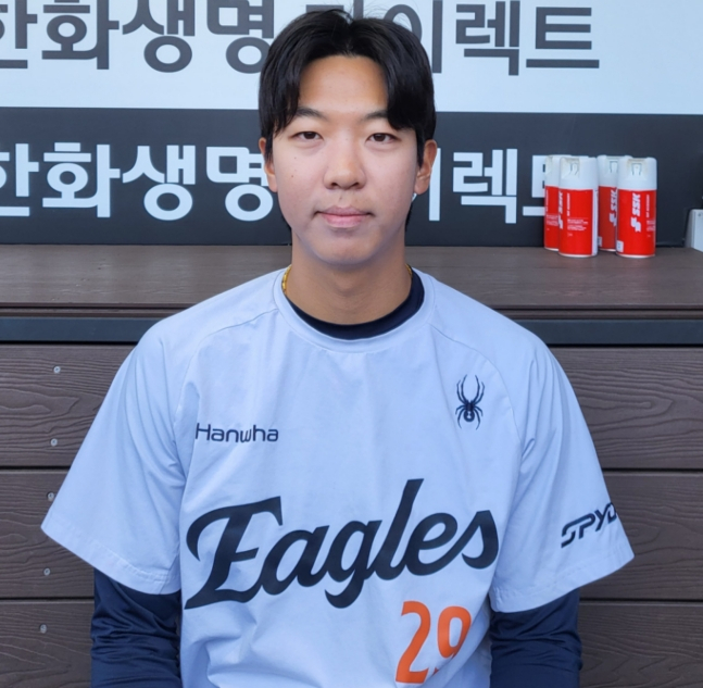 한화 이글스 투수 황준서가 취재진과 인터뷰를 하고 있다. /사진=안호근 기자