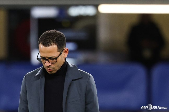 리암 로세니어 감독이 고개르 숙이고 있다. /AFPBBNews=뉴스1