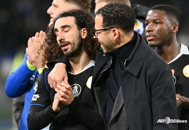 마크 쿠쿠렐라(왼쪽)와 대화를 시도하는 리안 로세니어 감독. /AFPBBNews=뉴스1