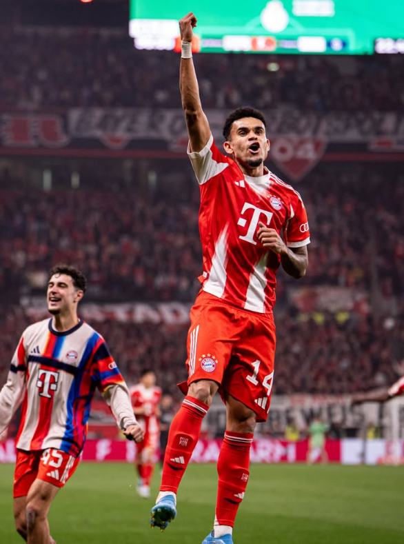 루이스 디아스(오른쪽)가 23일(한국시간) 독일 레버쿠젠의 바이 아레나에서 열린 2025~2026 DFB 포칼 준결승 경기에서 쐐기골을 넣고 세리머니하고 있다. /사진=바이에른 뮌헨 공식 사회관계망서비스(SNS)