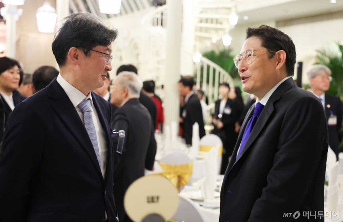 [하노이=뉴시스] 고범준 기자 = 이억원 금융위원장과 조현준 효성 회장이 22일(현지 시간) 베트남 하노이 영빈관에서 열린 또 럼 베트남 당 서기장 겸 국가주석 주최 국빈만찬에서 대화를 하고 있다. 2026.04.23. bjko@newsis.com /사진=