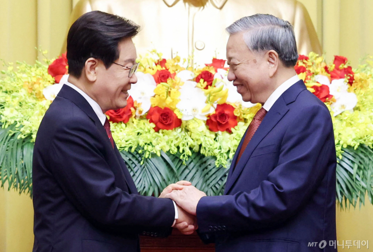 [하노이=뉴시스] 고범준 기자 = 이재명 대통령과 또 럼 베트남 당 서기장 겸 국가주석이 22일(현지 시간) 하노이 주석궁에서 한-베트남 공동언론발표 마친 뒤 악수하고 있다. 2026.04.22. bjko@newsis.com /사진=