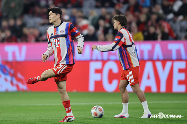 경기 전 몸을 푸는 김민재(왼쪽). /AFPBBNews=뉴스1