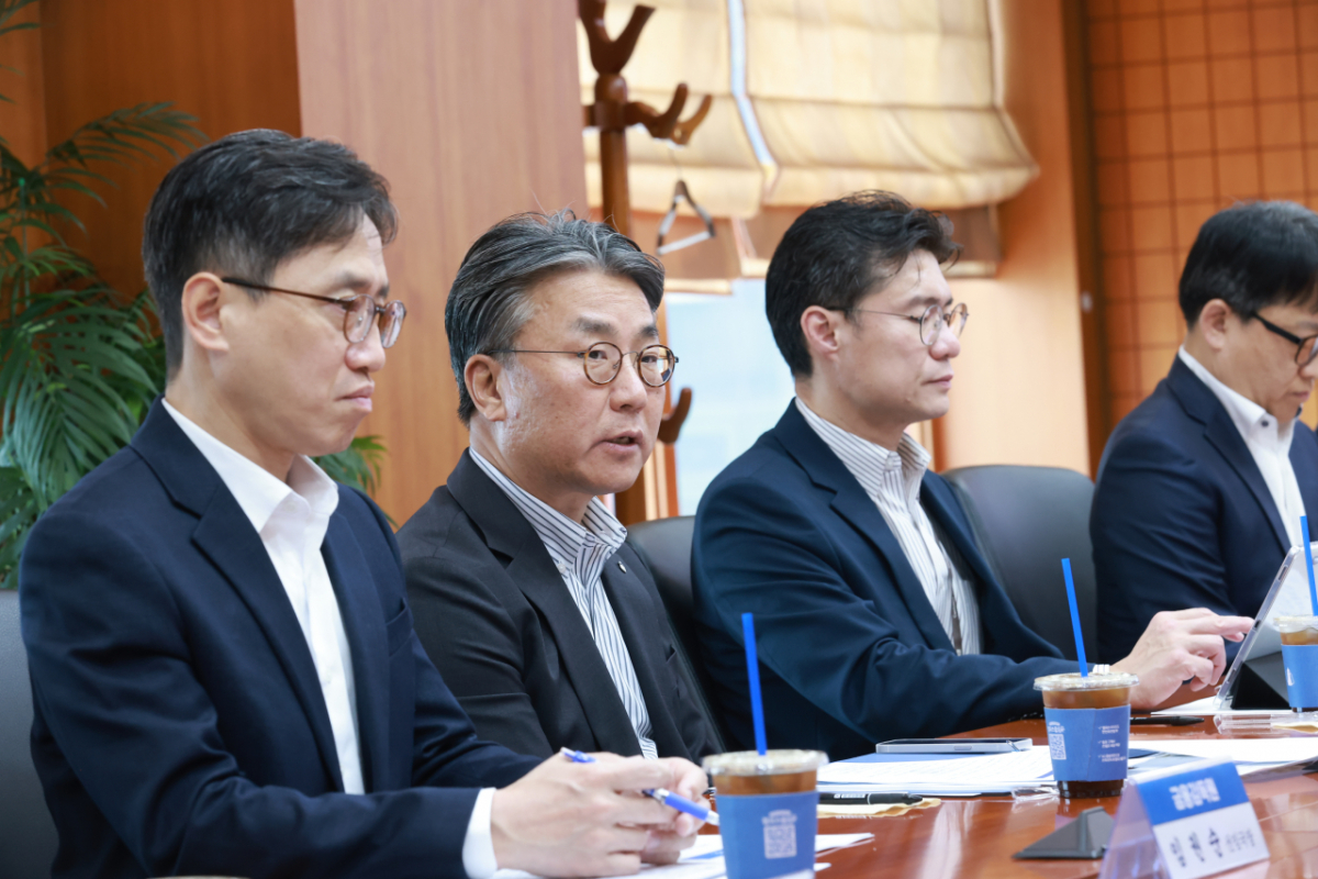 23일 금융투자협회에서 열린 '광고 제도개선 TF' 첫 회의에서 서재완 금융감독원 부원장보(가운데)가 발언하고 있다. /사진=금융감독원