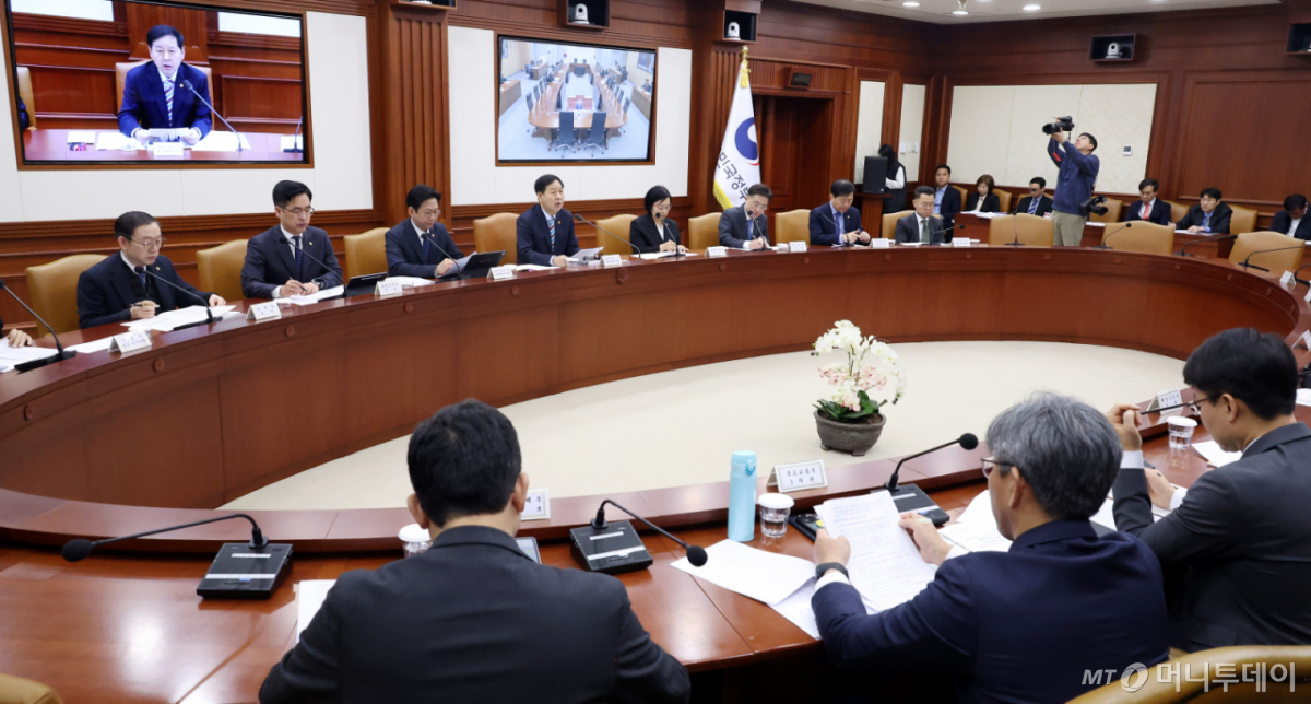 [서울=뉴시스] 추상철 기자 = 구윤철 부총리 겸 재정경제부 장관이 9일 오전 서울 종로구 정부서울청사에서 열린 민생물가 특별관리 관계장관TF 회의를 주재하고 있다. 2026.04.09. scchoo@newsis.com /사진=추상철