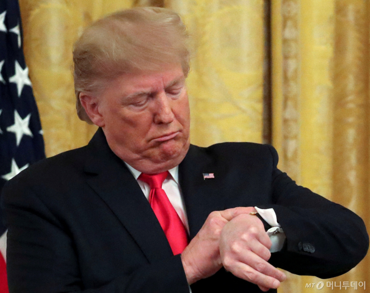 (로이터=뉴스1)= FILE PHOTO: U.S. President Trump checks his watch during an event in the East Room of the White House in Washington, D.C.  ⓒ 로이터=뉴스1  Copyright © 뉴스1. All rights reserved. 무단 전재 및 재배포,  AI학습 이용 금지. /사진=(로이터=뉴스1)